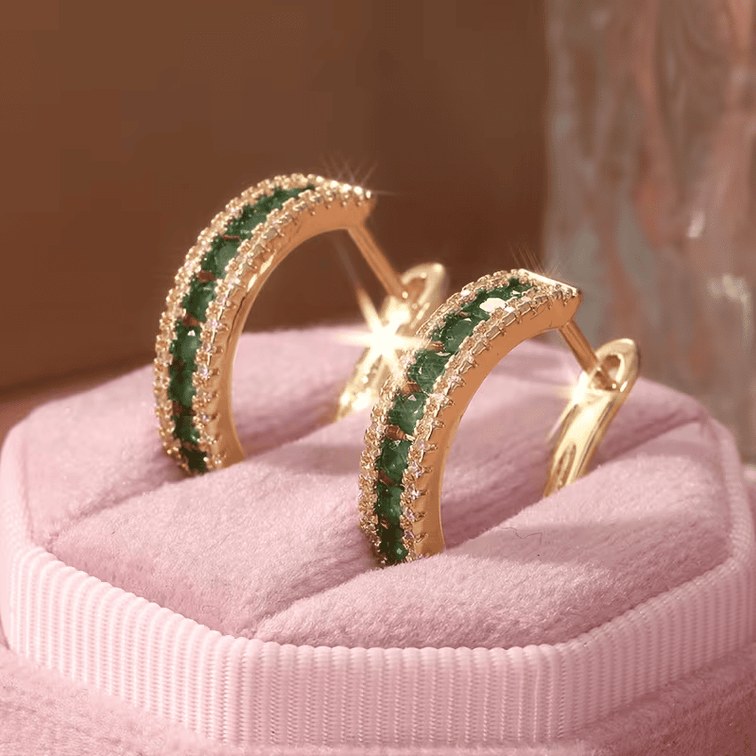 Elegantes pendientes de brillo esmeralda