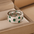 Elegante Anillo Matriz de Esmeraldas