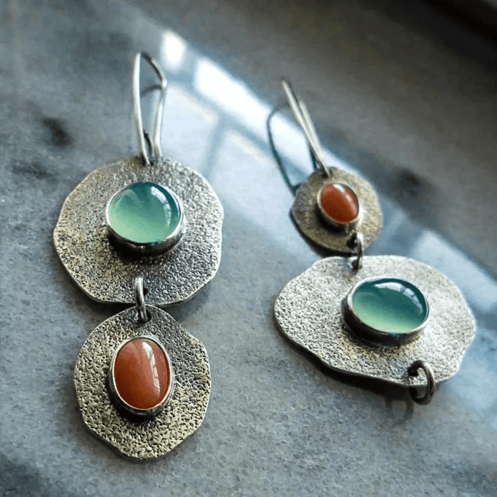 Clásicos aretes de plata con diseño vintage natural