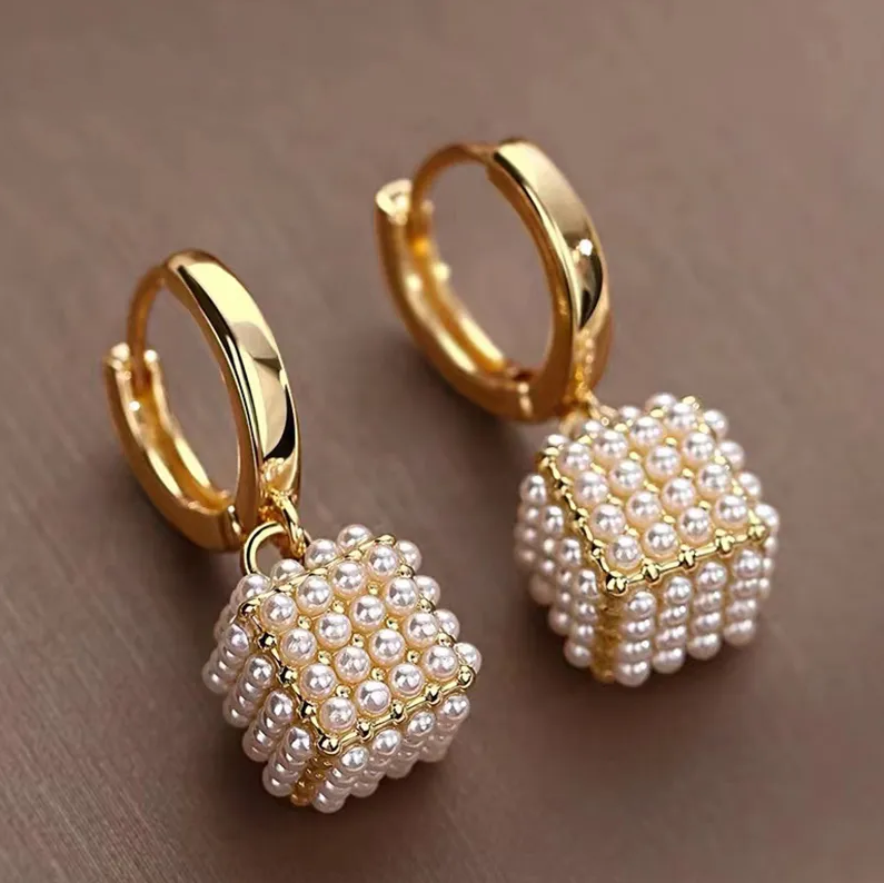 Pendientes cúbicos elegantes con perlas