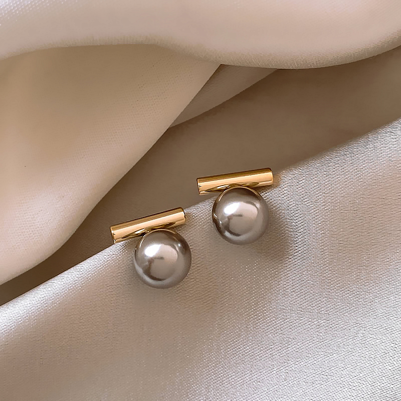 Elegantes Pendientes de Perlas Oscuras y Oro