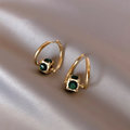 Elegantes aretes verdes dorados