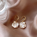 Aretes Elegantes con Pétalos Blancos