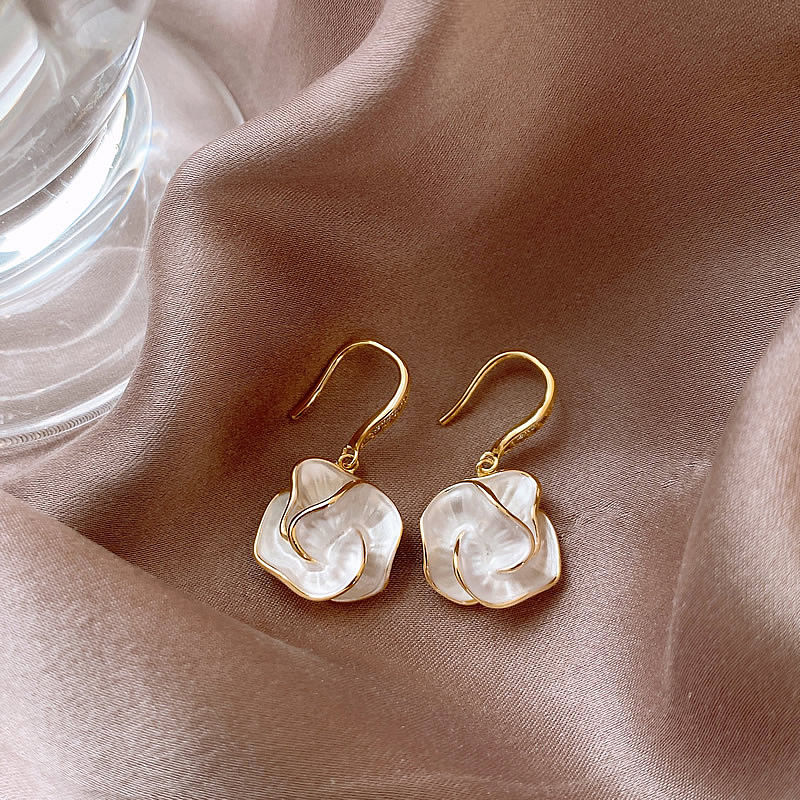 Aretes Elegantes con Pétalos Blancos