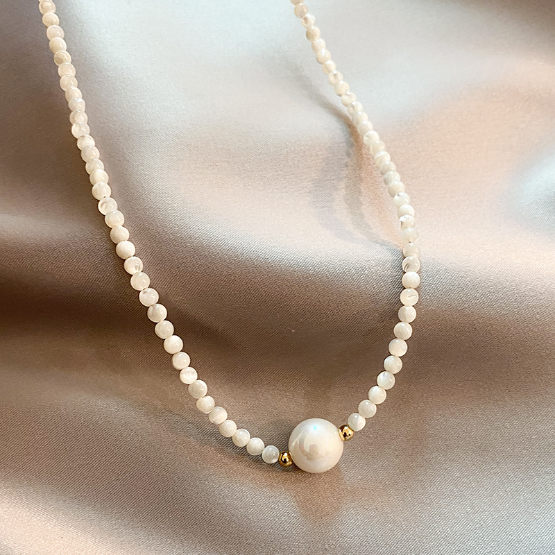 Elegante collar artesanal de perlas