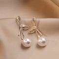 Pendientes de perlas con lazo brillante
