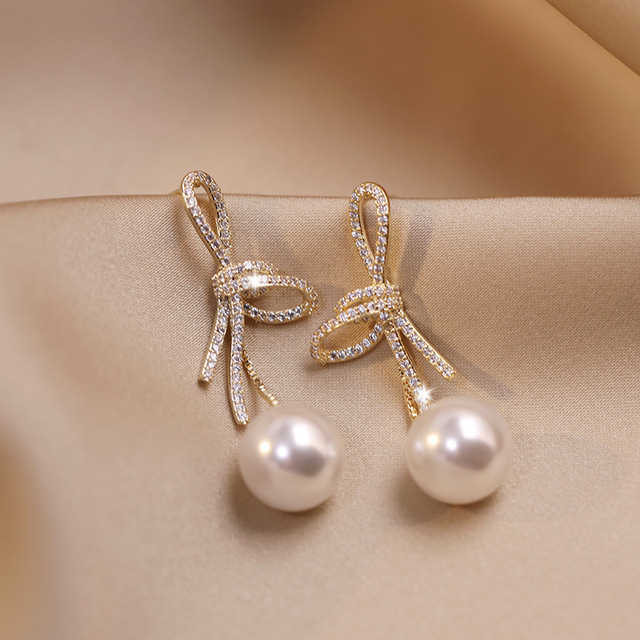 Pendientes de perlas con lazo brillante