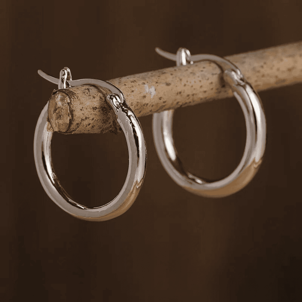 Aretes de aro clásicos de plata pulida