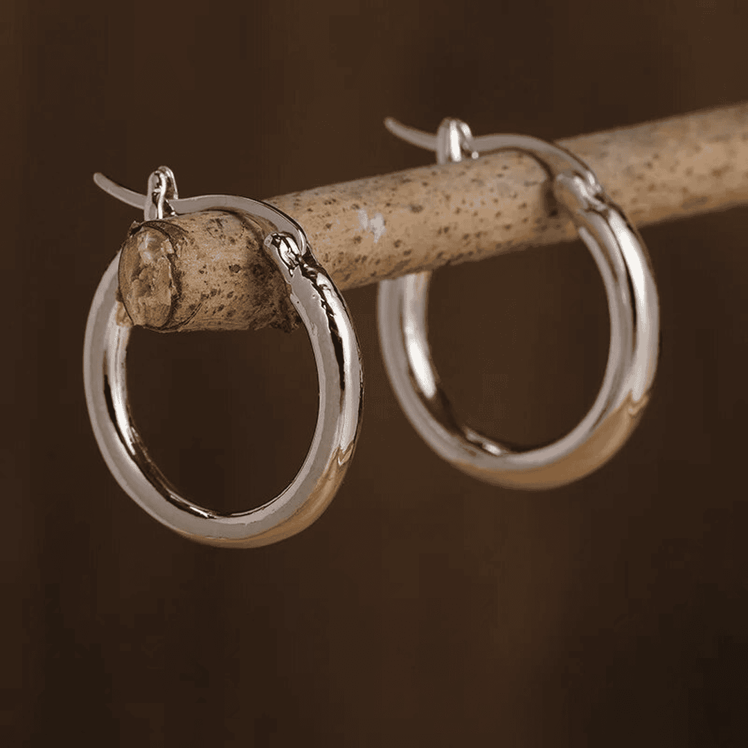 Aretes de aro clásicos de plata pulida