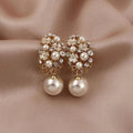 Elegantes pendientes de perlas con forma de flor