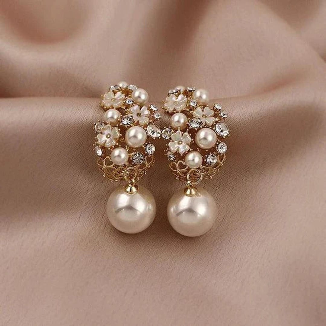 Elegantes pendientes de perlas con forma de flor