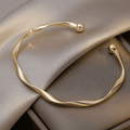 Elegante pulsera abierta de oro