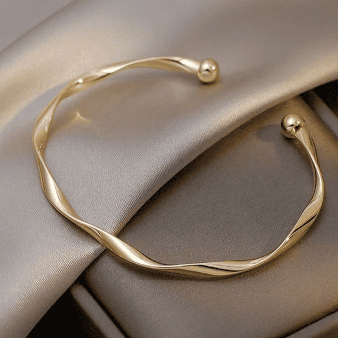 Elegante pulsera abierta de oro