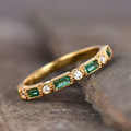 Anillo de oro con circonita verde incrustada