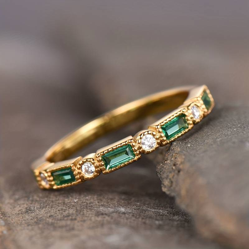 Anillo de oro con circonita verde incrustada