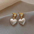 Pendientes elegantes de corazón de perlas doradas