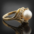 Anillo elegante con perla y oro