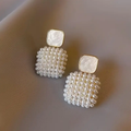 Pendientes cuadrados con perlas elegantes