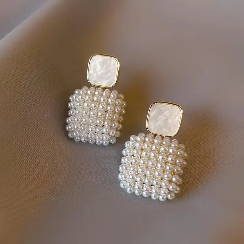 Pendientes cuadrados con perlas elegantes