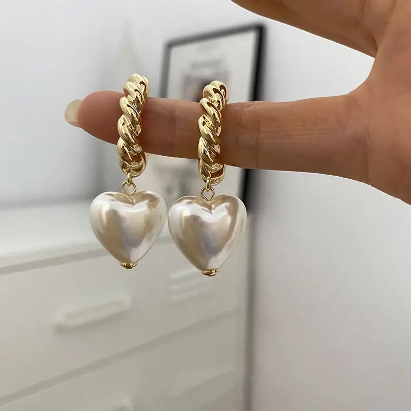 Pendientes elegantes de corazón de perlas