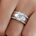 Anillo antiguo con incrustaciones de cristal
