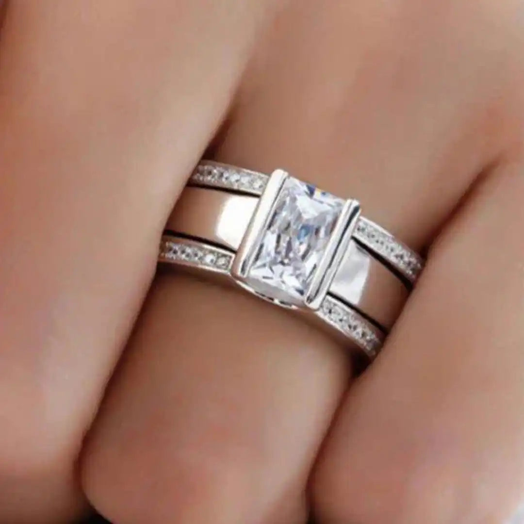 Anillo antiguo con incrustaciones de cristal
