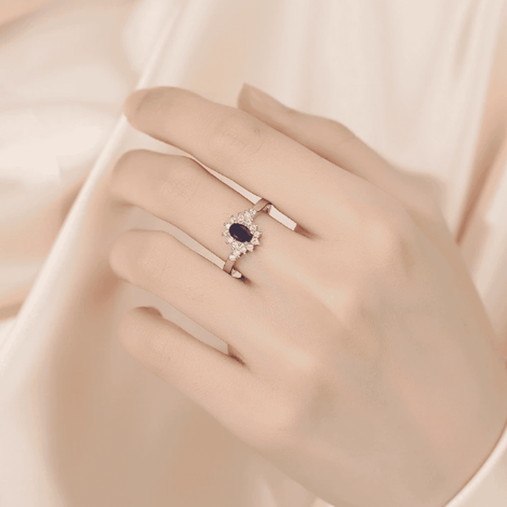 Elegante Anillo de Oro Blanco con Flor de Turquesa