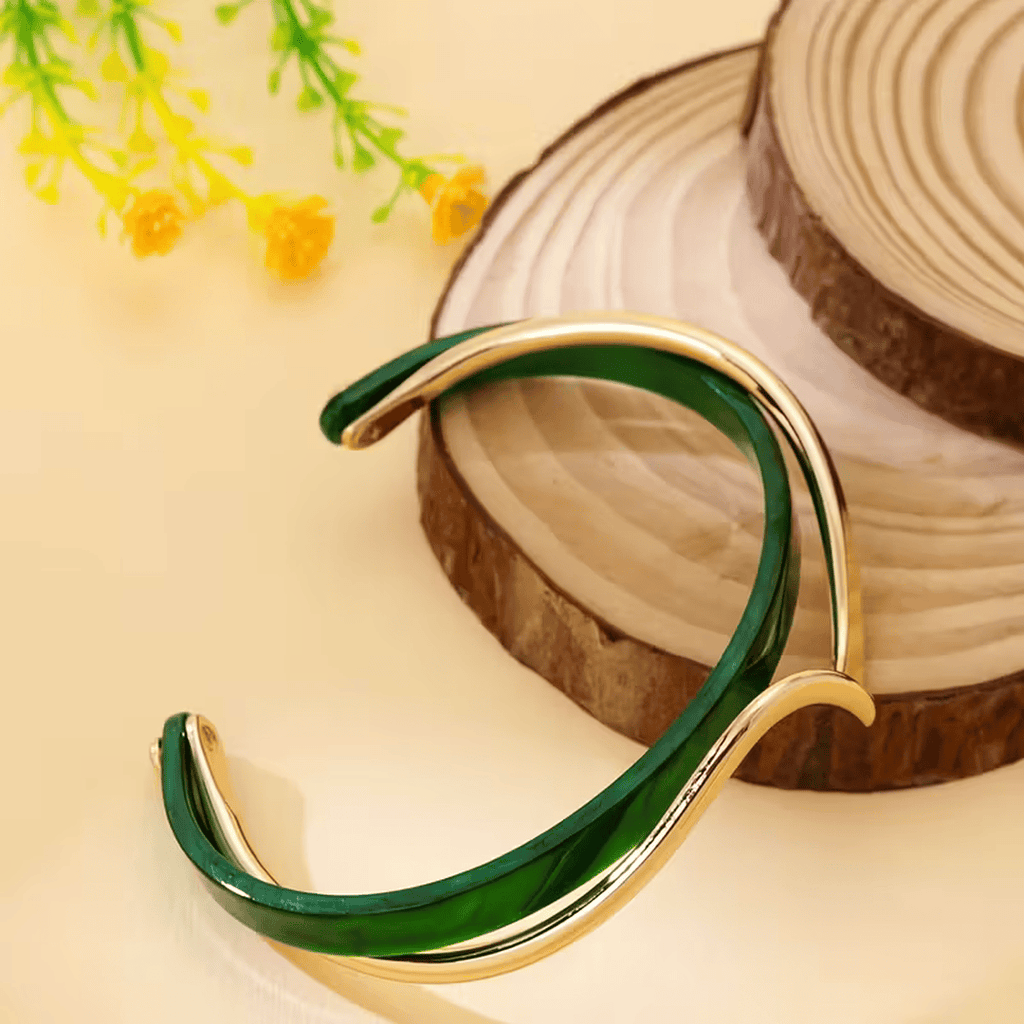 Elegante Pulsera Ondulada Verde Esmeralda