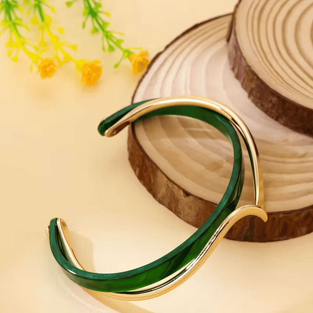 Elegante Pulsera Ondulada Verde Esmeralda
