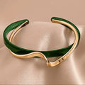 Elegante Pulsera Ondulada Verde Esmeralda