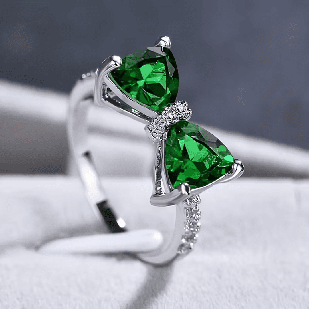 Anillo de arco con cristal de esmeralda