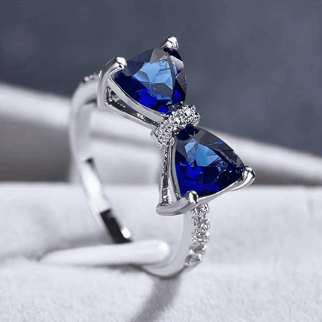 Anillo de arco con cristal de esmeralda