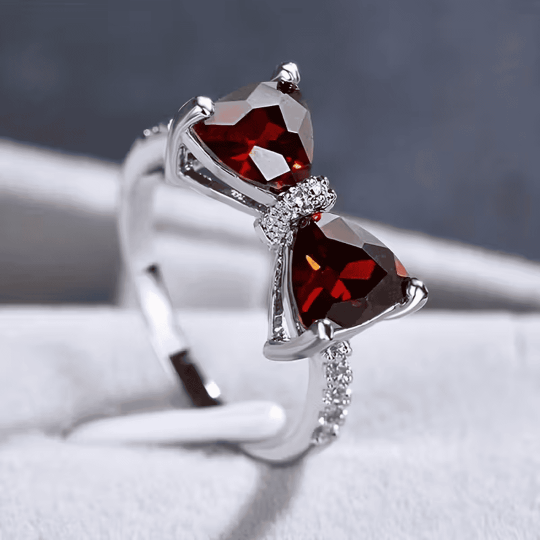 Anillo de arco con cristal de esmeralda