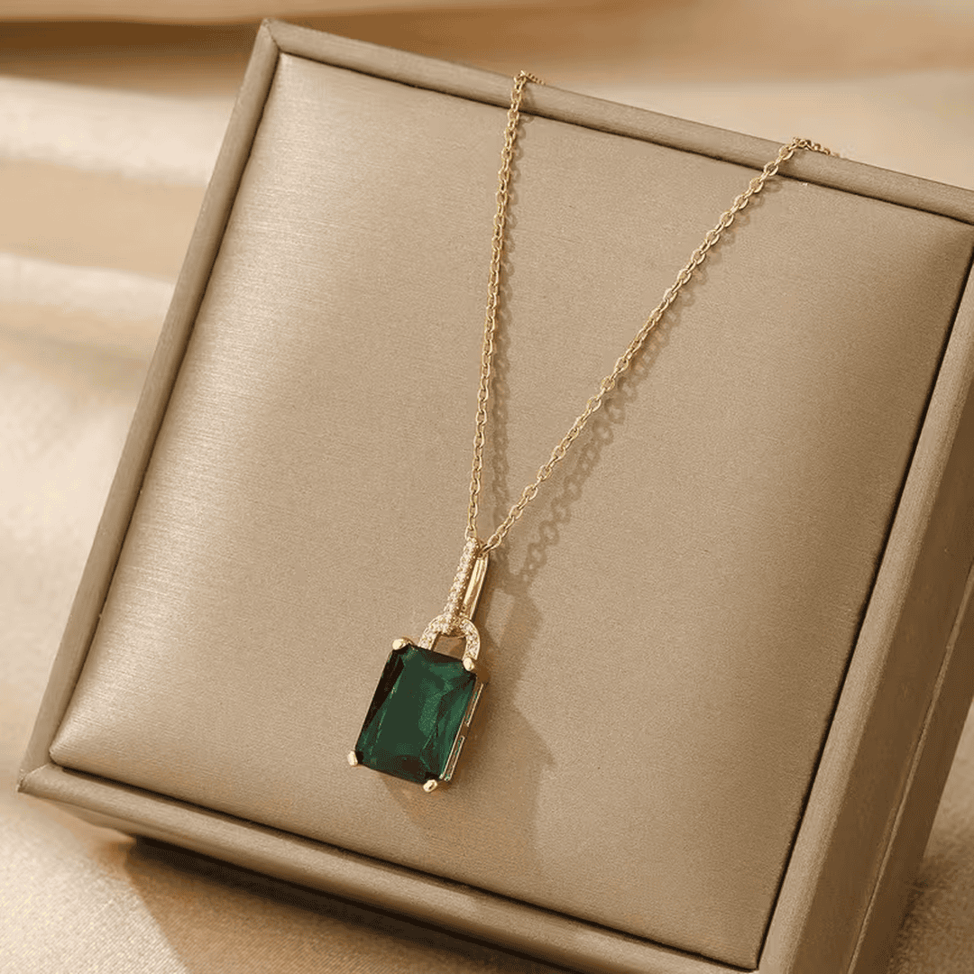 Collar de lujo con piedra esmeralda