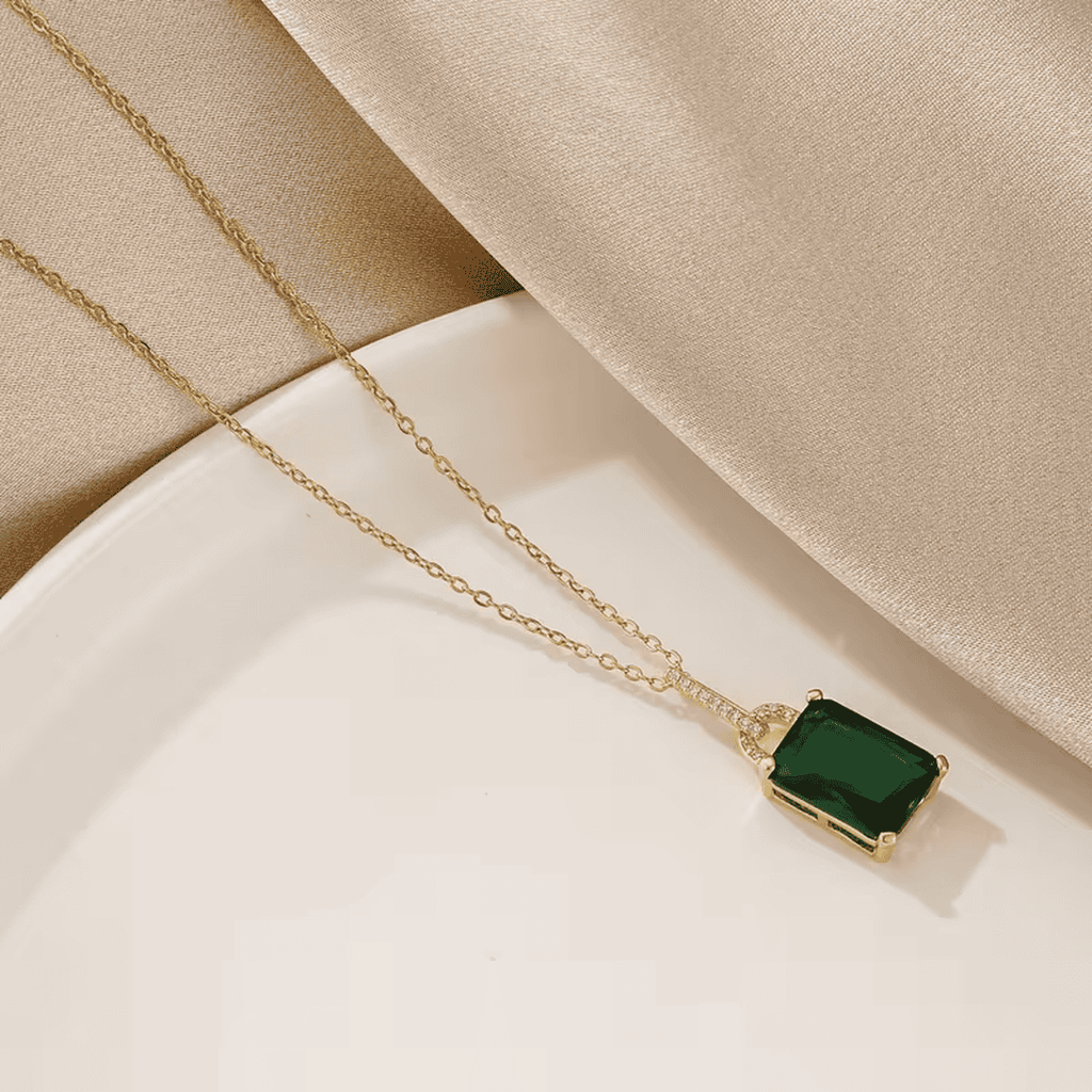 Collar de lujo con piedra esmeralda
