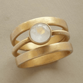 Anillo vintage de oro con incrustaciones de piedra luna