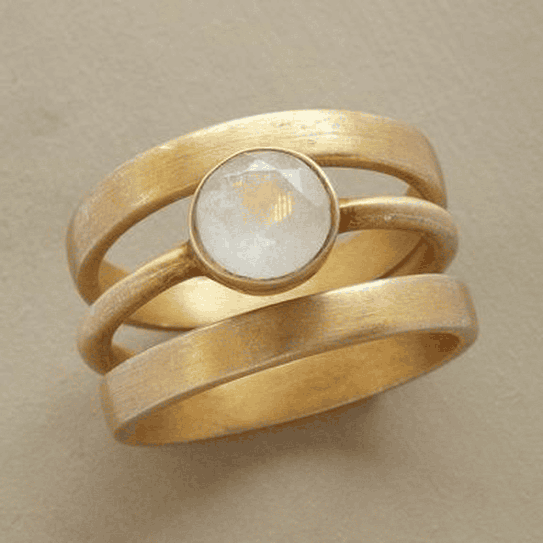Anillo vintage de oro con incrustaciones de piedra luna