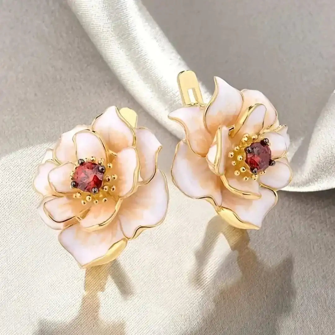 Pendientes de circonita roja con flor blanca