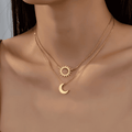 Collar con colgante de sol y luna en capas de oro