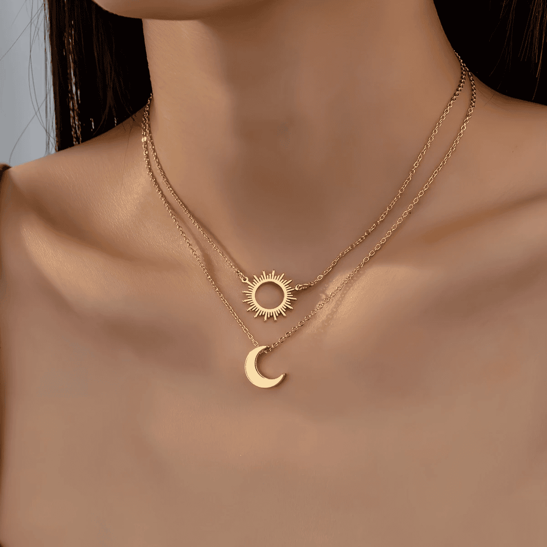 Collar con colgante de sol y luna en capas de oro