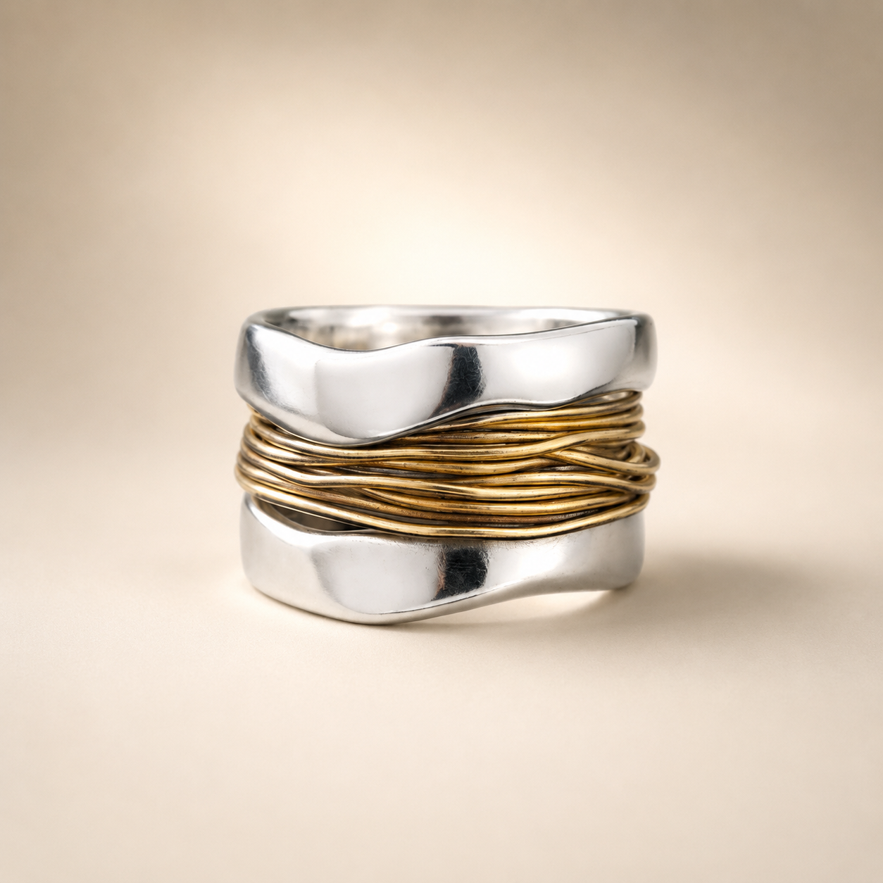 Anillo de plata con hilos de oro