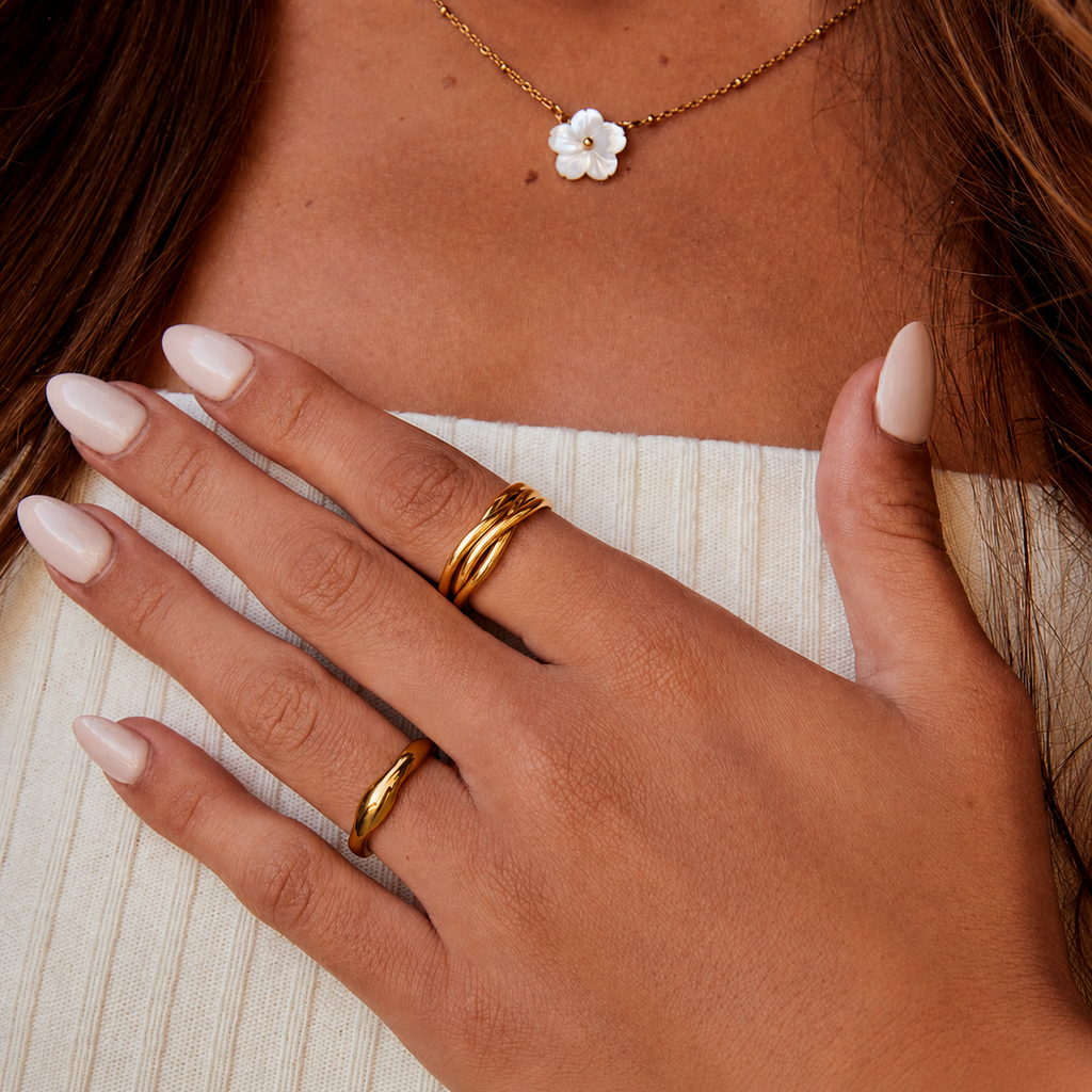Anillo de oro entrelazado para siempre