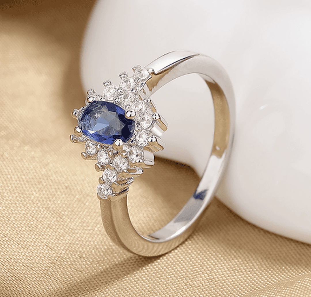 Elegante Anillo de Oro Blanco con Flor de Turquesa