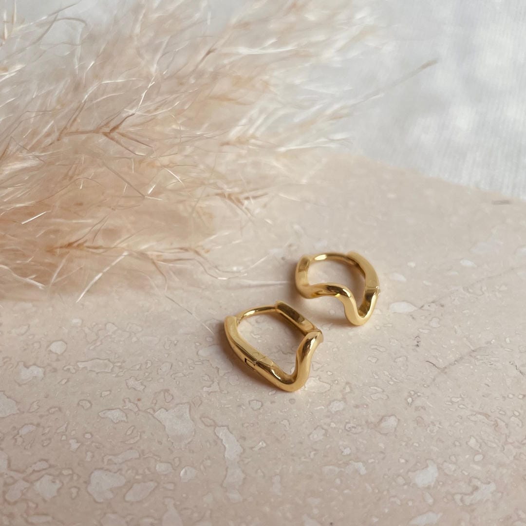Aretes de aro con onda abstracta dorada