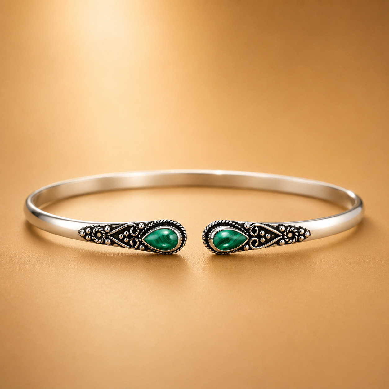 Pulsera vintage con gemas coloridas y diseño tribal
