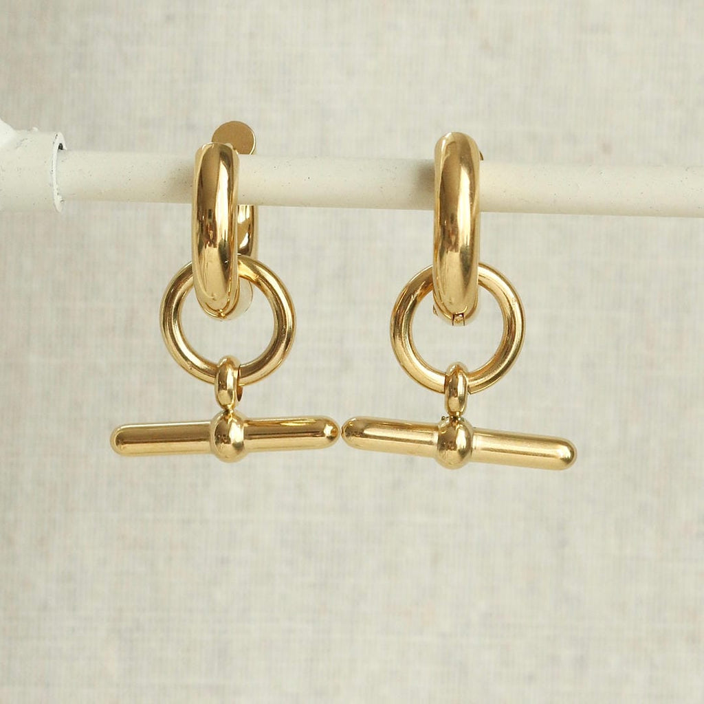 Pendientes de aro con barra de oro para uso diario