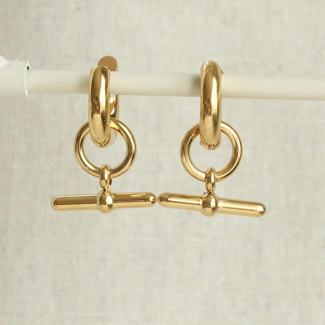 Pendientes de aro con barra de oro para uso diario