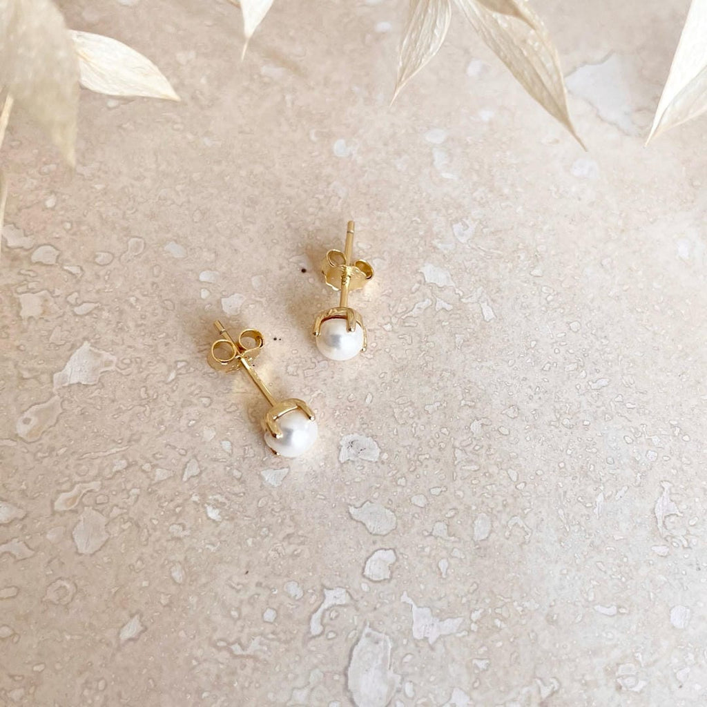 Pendientes de perlas doradas pequeños