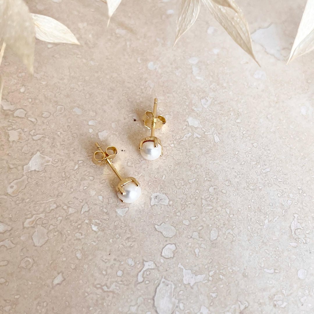 Pendientes de perlas doradas pequeños