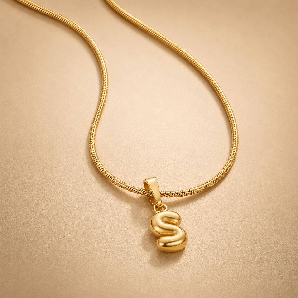 Collar con colgante de letras burbuja de moda